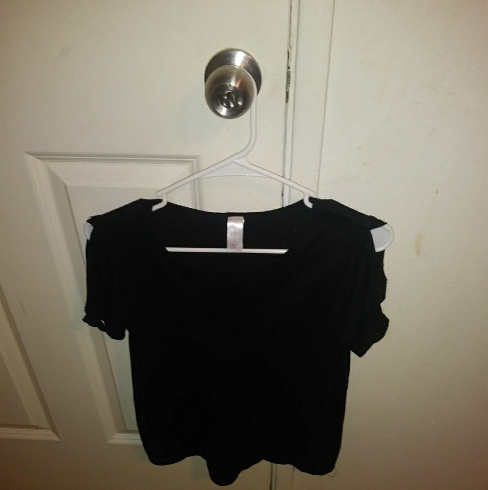 Shoulderless black top